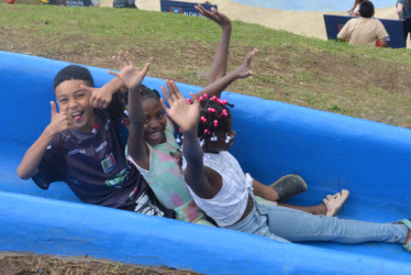 El tobogán fue el que causó más entretenimiento y diversión entre los menores del barrio. 