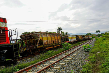 Caldas, Risaralda y Antioquia se unen para resucitar una red férrea y construir el Tren del Café. Su ambición tiene 238 kilometros. Así se ven los restos férreos entre Caimalita y la estación Pereira.