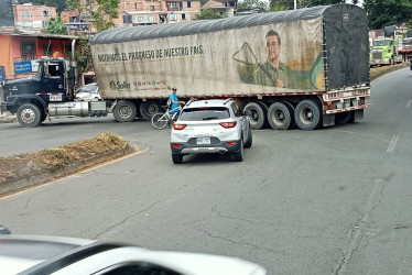 A la altura de Papeles Nacionales, en Puerto Caldas (Pereira) un camión varado bloquea la vía que conduce desde Pereira hacia Cartago (Valle del Cauca)