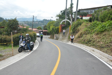 Una vía de 1,4 kilómetros fue mejorada con obras de desagüe, señalización y 0,87 km de pavimento nuevo en Manizales. Tres ciudadanos destacan la mejora.