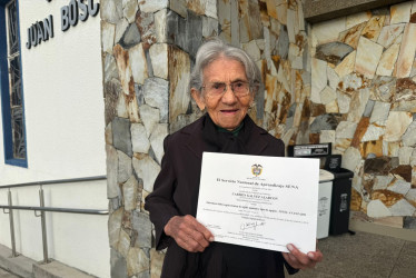Foto I Cortesía Sena I LA PATRIA Carmen Gálvez Alarcón, de 93 años, recibió su certificación por competencias laborales en artesanías, indica el Sena.
