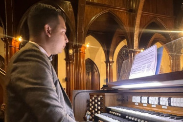 Juan Sebastián Palacio Zuluaga interpreta el órgano de la Basílica Menor de la Inmaculada Concepción, ubicada frente al Centro Comercial Parque Caldas, en Manizales.