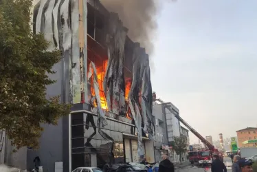El fuego se inició en el depósito de una fábrica de cosméticos en el municipio de Dilovasi.