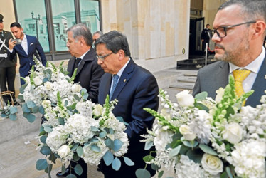 Los magistrados de las altas cortes entregaron ayer una ofrenda floral durante el homenaje a las víctimas del holocausto de 1985 en el Palacio de Justicia, en Bogotá.