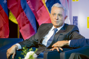 El expresidente de Colombia, Álvaro Uribe, durante el X Diálogo Presidencial sobre Latinoamérica y el fin de sus dictaduras organizado por el Grupo IDEA, en la universidad de Miami Dade College (MDC), en Miami (EE.UU.).