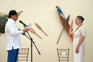 En la foto, el presidente Petro durante la posesión de la defensora del Pueblo, Iris Marín, en agosto del 2024. Hoy se enfrentan por los bombardeos en los que han muerto niños.
