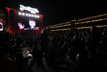 - Personas se reúnen para presenciar la proyección del histórico concierto del cantante mexicano Juan Gabriel de 1990 en el Palacio de Bellas Artes este sábado, en la Ciudad de México (México). 