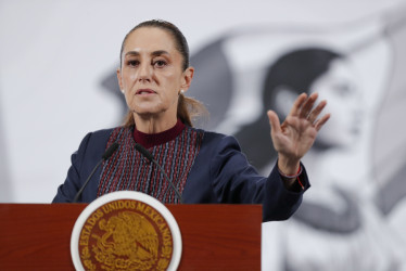 La presidenta de México, Claudia Sheinbaum, habla en una rueda de prensa este martes, en el Palacio Nacional de Ciudad de México (México).
