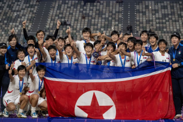 Jugadoras de Corea del Norte celebran su triunfo.