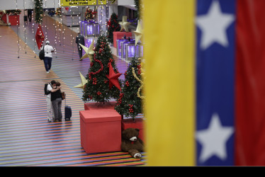 Dos personas se abrazan en el Aeropuerto Internacional Simón Bolívar este sábado, en Maiquetia (Venezuela).