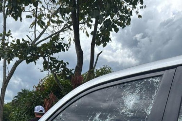 Foto | Gobernación de Arauca | LA PATRIA  Fotos que circulan en redes sociales dejan ver que la camioneta blindada en la que se movilizaba el mandatario regional tiene impactos de bala en los vidrios laterales. Además, una estalló por los tiros.