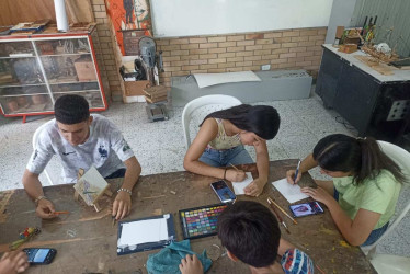 Mientras pintan, los estudiantes aprenden lenguas y diversidad étnica.