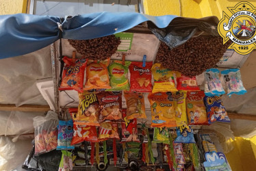 El enjambre de abejas se posó sobre un carrito de dulces ubicado en la carrera 23 con calle 19.