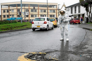 Ciudadanos aprovecharon en redes sociales para bromear acerca del deterioro de la malla vial en algunas calles de Manizales.