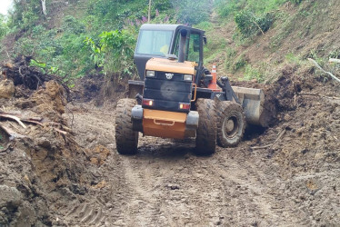 Estas son las cuatro vías con derrumbes que reporta la Gobernación de Caldas este miércoles (19 de noviembre). En la foto, las labores de remoción de material en la ruta Bolivia - La Soledad - El Higuerón - La Mesa - Pensilvania.