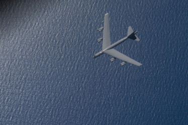 Bombardero de largo alcance B-52H del equipo de la base aérea Minot de las Fuerzas Aéreas de Estados Unidos realizando una demostración de ataque el 24 de noviembre en el Mar Caribe. 