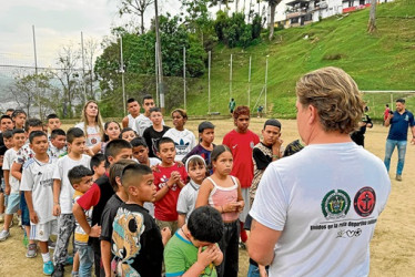 El Grupo de Policía Comunitaria desarrolló la actividad denominada Semilleros del Nevado, en compañía del personal de NYPD Soccer Women – New York Police.
