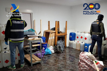 Funcionarios de Vigilancia Aduanera de la Agencia Tributaria, en una operación conjunta con Policía Nacional, con la colaboración de Europol y la Policía Nacional de Colombia, han desarticulado una organización criminal dedicada a la importación de cocaína mezclada con productos alimentarios para su posterior extracción en un laboratorio clandestino establecido en la provincia de Alicante.