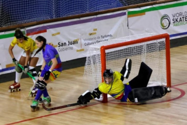 Portera Isabela Molina defendiendo el arco para la selección Colombia sénior 
