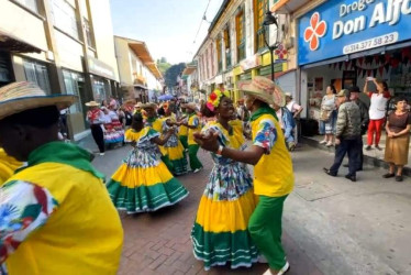 A Neira llegaron bailarines de diferentes departamentos del país para participar en el Concurso Nacional de Danzas Folclóricas. 