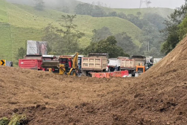 El movimiento de tierra taponó la carretera cerca del sector de El Ocho, donde el camino se divide hacia el Alto de Letras y la entrada al Parque Nacional Natural Los Nevados.