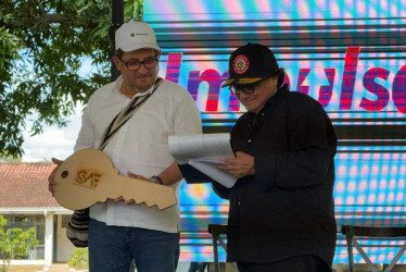El rector de la Universidad de Caldas, Fabio Arias, recibió 443 hectáreas para la sede Magdalena Centro en La Dorada (Caldas).  