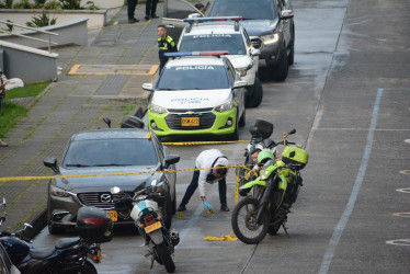 El robo ocurrió en una zona azul en la calle 64A, al lado de Multiplaza El Cable, en una vía que conduce al barrio Laureles, a unos 50 metros del CAI de El Cable. 