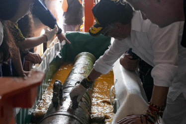 El presidente de Colombia, Gustavo Petro, observa un cañón recuperado del galeón español San José este miércoles, en el mar Caribe cerca de Cartagena.