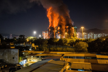 Los bomberos continúan luchando contra el fuego, que supera ya las ocho horas de duración y afecta a cuatro bloques del vecindario.