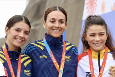 Diana Peñuela (centro), de Caldas, se coronó como campeona de los Juegos Bolivarianos en la contrarreloj individual femenina. La medalla de plata también fue para Colombia.