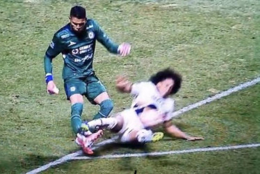 El arquero colombiano Kevin Mier, de Cruz Azul, fue lesionado este 8 de noviembre por el panameño Adalberto Carrasquilla, de Pumas.