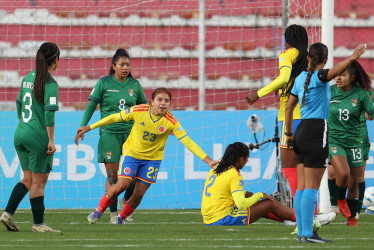 Gabriela Rodríguez (c) de Colombia celebra un gol este viernes, en un partido de la Liga de Naciones Femenina entre Bolivia y Colombia en el estadio Hernando Siles, en La Paz (Bolivia).