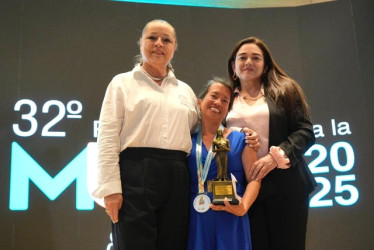  Ángela Patricia Menza Astudillo recibió el premio Mujer Comfenalco 2025.