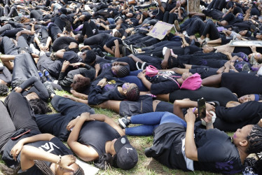 Activistas participan en la protesta "Paro de Mujeres", organizada por Mujeres por el Cambio (WFC) antes de la Cumbre de Líderes del G20, Pretoria, Sudáfrica,
