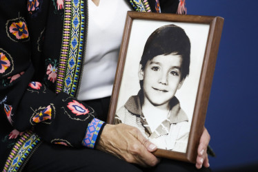 Martha Lucía López sostiene una foto de su hijo Sergio Melendro, desaparecido el 13 de noviembre de 1985, a los 4 años, tras la erupción del volcán Nevado del Ruiz.