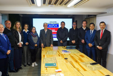 Las directivas de la coalición Ahora Colombia anunciaron a Juan Sebastián Gómez (cuarto de der. a izq.) como cabeza de lista para el Senado.