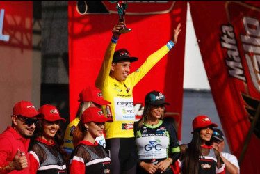Óscar Garzón levanta el premio en la Vuelta a Guatemala, en donde quedó confirmado el talento colombiano nuevamente ya que sus ciclistas han ganado la competencia en 27 ediciones. 