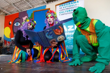 El Sapito Raúl, Arcoíris y Cristal durante la presentación en la Institución Educativa La Sultana.