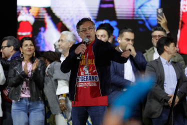 El presidente de Colombia, Gustavo Petro, habla en la plaza de Bolívar este viernes, en Bogotá (Colombia).
