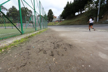 Así luce la pista de atletismo del velódromo de la Universidad de Caldas.