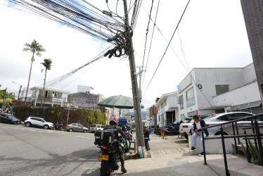 Este es el poste ubicado entre el edificio de la Contraloría y una de las sedes de Interconsultas.