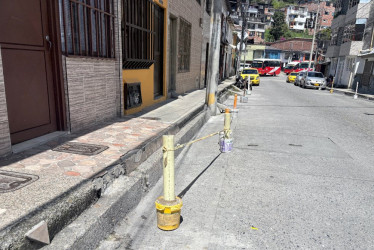 Así persiste la situación de los postes en la calle 69 en Fátima.