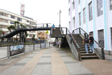 El puente de Fundadores es el punto de entrada de los transeúntes al centro de la ciudad.