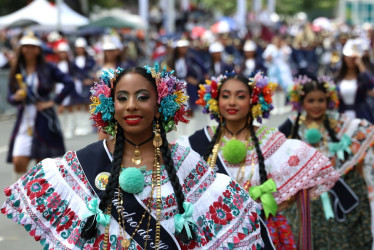 Estudiantes integrantes de bandas de música desfilan por la Vía España este lunes, como parte del 122 aniversario de separación de Colombia, en Ciudad de Panamá (Panamá).