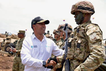 Pedro Sánchez, ministro de Defensa de Colombia, en una visita a las Fuerzas Aramadas.