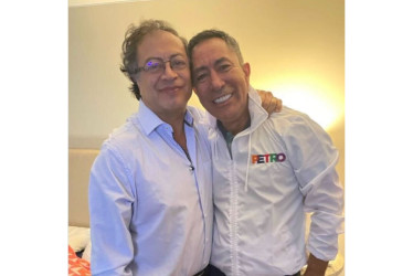 Gustavo Petro, presidente de Colombia, y Ricardo Roa, gerente de la campaña electoral del mandatario y actual presidente de Ecopetrol.
