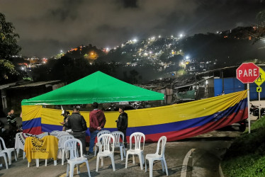 Sindicatos bloquean el ingreso al relleno sanitario La Esmeralda en Manizales desde la mañana de este miércoles. Protestan contra Emas by Veolia, la señalan de tener condiciones laborales irregulares.