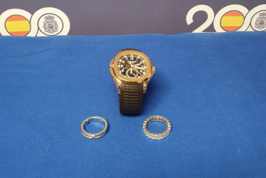Estos son el reloj y los dos anillos recuperados por la Policía Nacional después de que un jugador los olvidara en el camerino.
