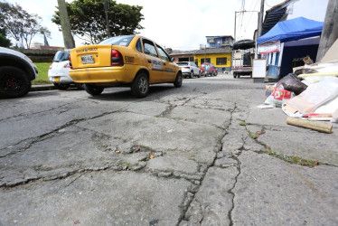 Sobre la carrera 15 en los alrededores del parque del barrio San José hay varios tramos afectados.