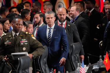 El secretario de Defensa de Estados Unidos, Pete Hegseth (centro), llega a la reunión ASEAN-Plus. 